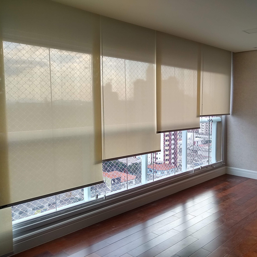 Persiana rolô Solar Screen instalada em janela ampla