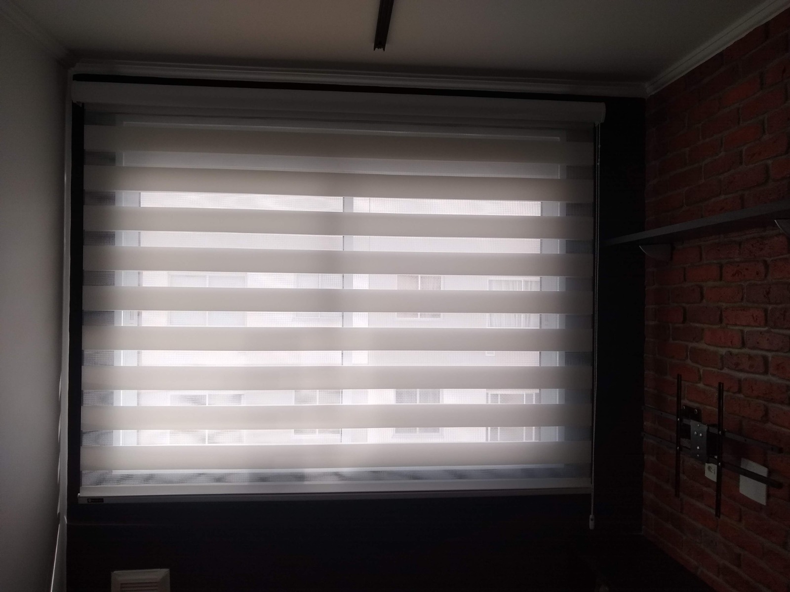 Persiana Double Vision instalada em ambiente residencial